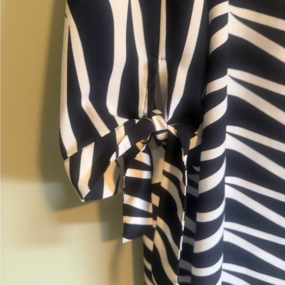 New York & Company Navy and White Wave-Stripe Tunic Tie short sleeves size large - Picture 8 of 9